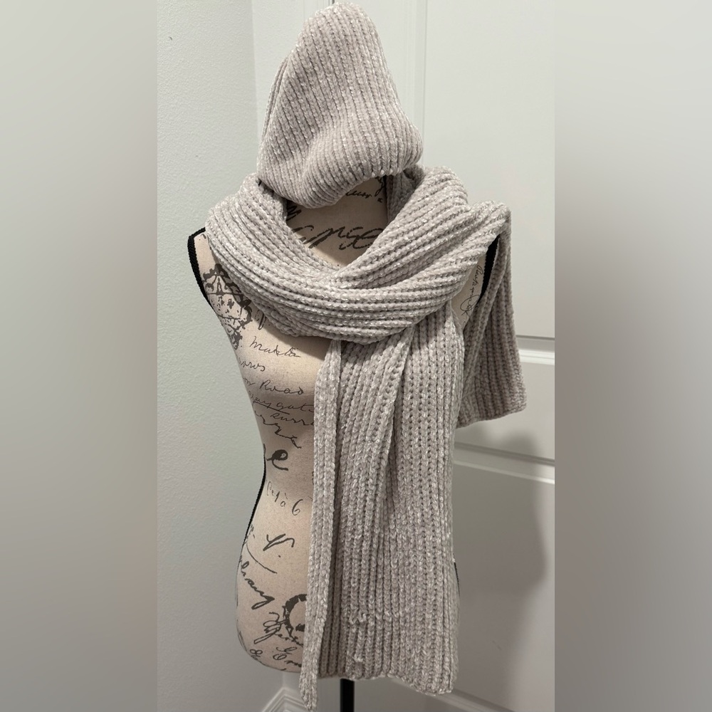 Vintage GAP Light Gray Beanie Style Cable Knit Hat / Scarf Set